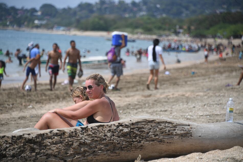 Defensor del Pueblo pide derogar decretos que establecen horario en las playas