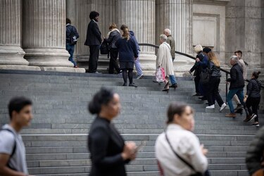 Cañonazos, homenajes y ofrendas en el adiós a Isabel II