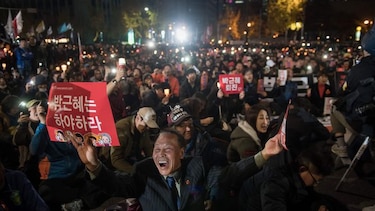 Miles se manifiestan para exigir la dimisión de Park Geun-hye