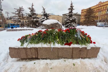 Los rusos pierden el miedo y peregrinan en memoria de Navalny