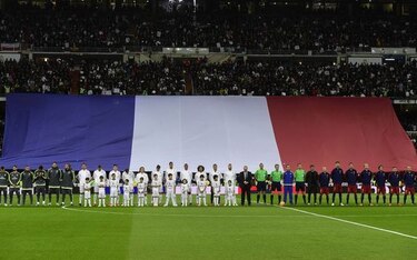 Real Madrid y Barcelona rinden un emotivo homenaje a las víctimas de París