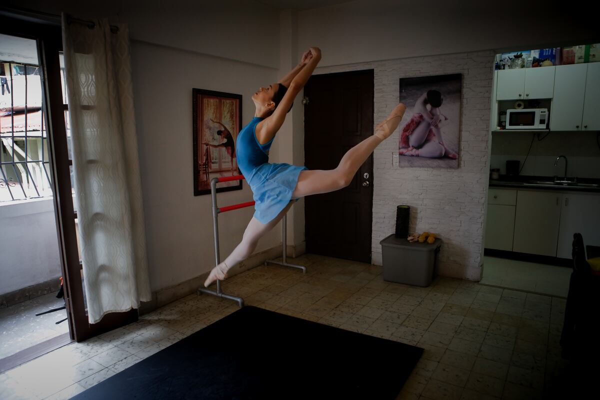 Roberto Cisneros / 1de julio de 2020 / Melissa Gaona, bailarina del Ballet Nacional de Panamá, ensaya desde casa por la cuarentena.