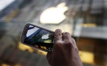 Agencia de EU falla inicialmente contra Apple sobre patente