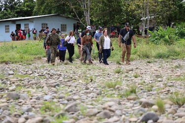 ‘Las historias de los migrantes son desgarradoras’, dice la embajadora estadounidense Mari Carmen Aponte