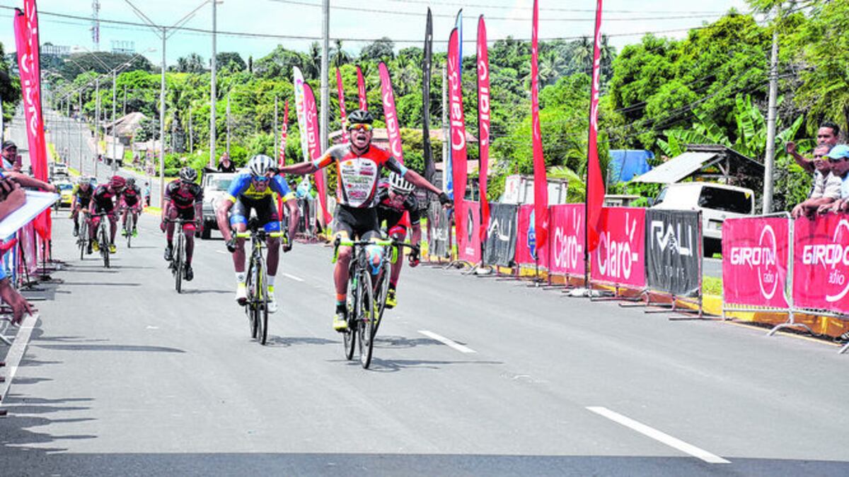 Final de la carrera donde Franklin Archibold pasa primero la línea de meta.