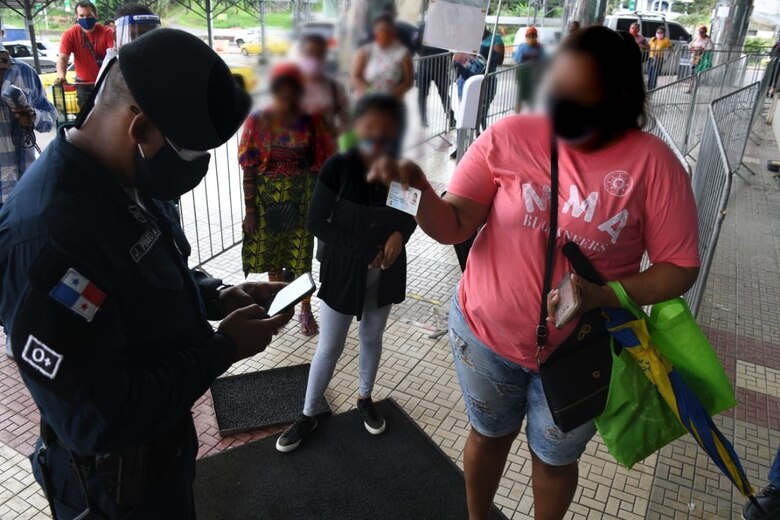 Multan a ciudadana con $50 mil por ir al supermercado cuando esperaba el resultado de la prueba de coronavirus