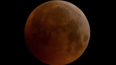 Cautivante eclipse total de la Luna