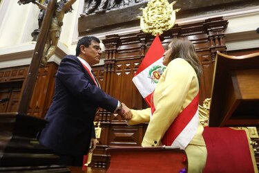 Dina Boluarte jura como primera presidenta de la historia de Perú