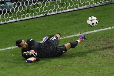 Diogo Costa salvó a Portugal en los penales