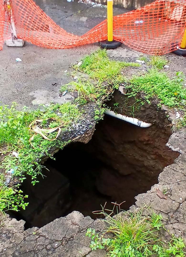 Socavón al lado de la estación del Metro de Pan de Azúcar preocupa a los moradores