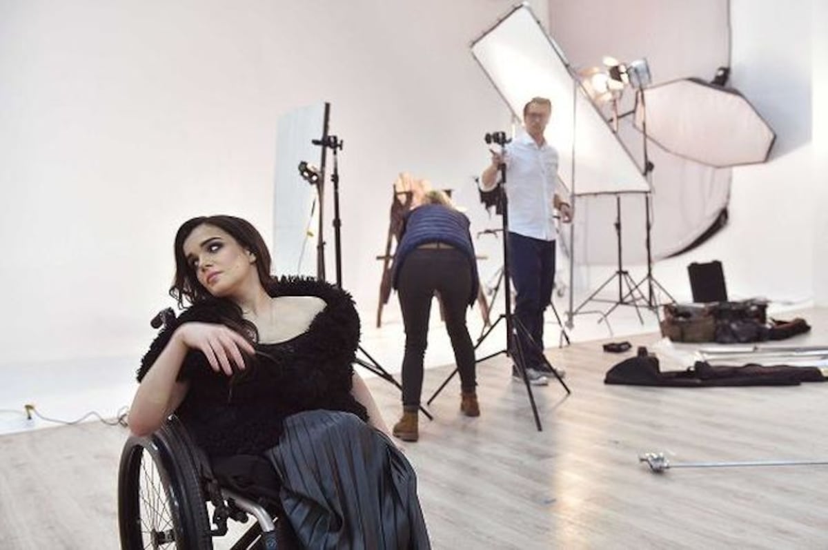 Una modelo ucraniana en silla de ruedas rompe moldes