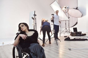 Una modelo ucraniana en silla de ruedas rompe moldes