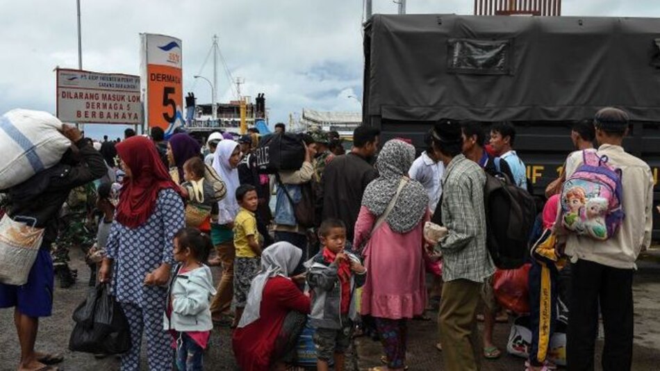La lluvia dificulta los esfuerzos desesperados de rescatistas indonesios