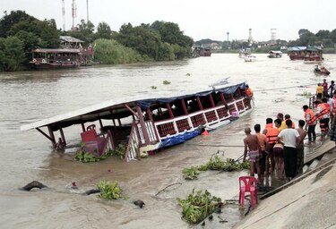 Barco choca contra puente en Tailandia: 13 muertos, 33 heridos y cuatro desaparecidos