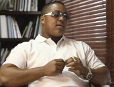 Contratado por disquera