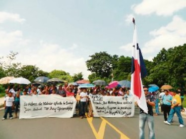 Padres, docentes y alumnos de escuela Miguel Alba protestan