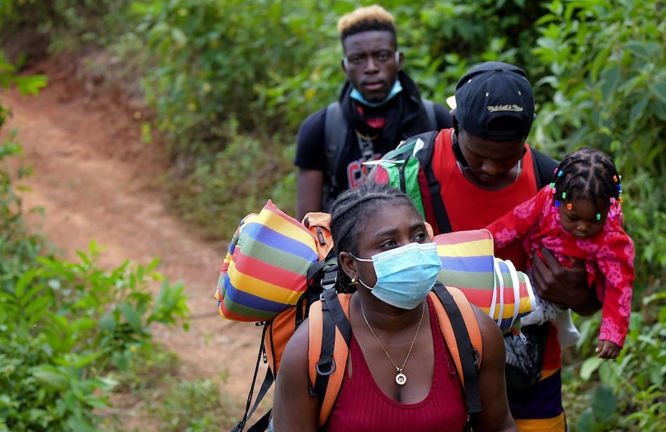 Tras quedar varados en Colombia, 700 migrantes retoman su travesía e ingresan al Tapón del Darién