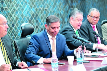 Comisión, sin fecha para ratificaciones de Moore y Tovar de Zarak