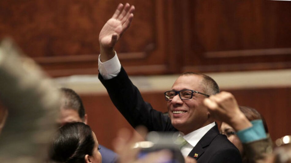 Presidente de Ecuador le retira las funciones a su vicepresidente