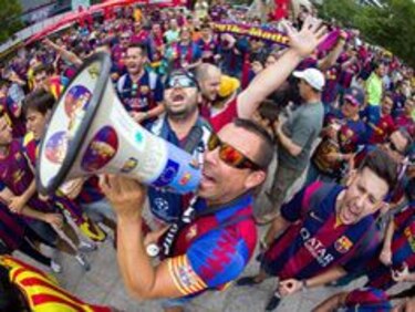 Aficiones del Barça y Juve se toman Berlín en un ambiente de hermandad