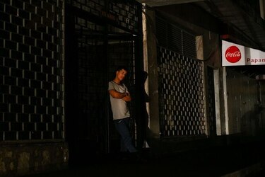 Maduro extienden por 24 horas más suspensión de actividades; Guaidó llama a protestas