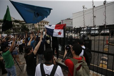 Piedras, botellas y candela en protestas contra reformas constitucionales en la Asamblea