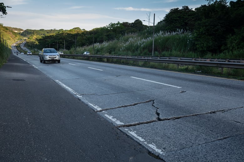 Huecos y losas levantadas en la vía Centenario: una odisea diaria para los conductores