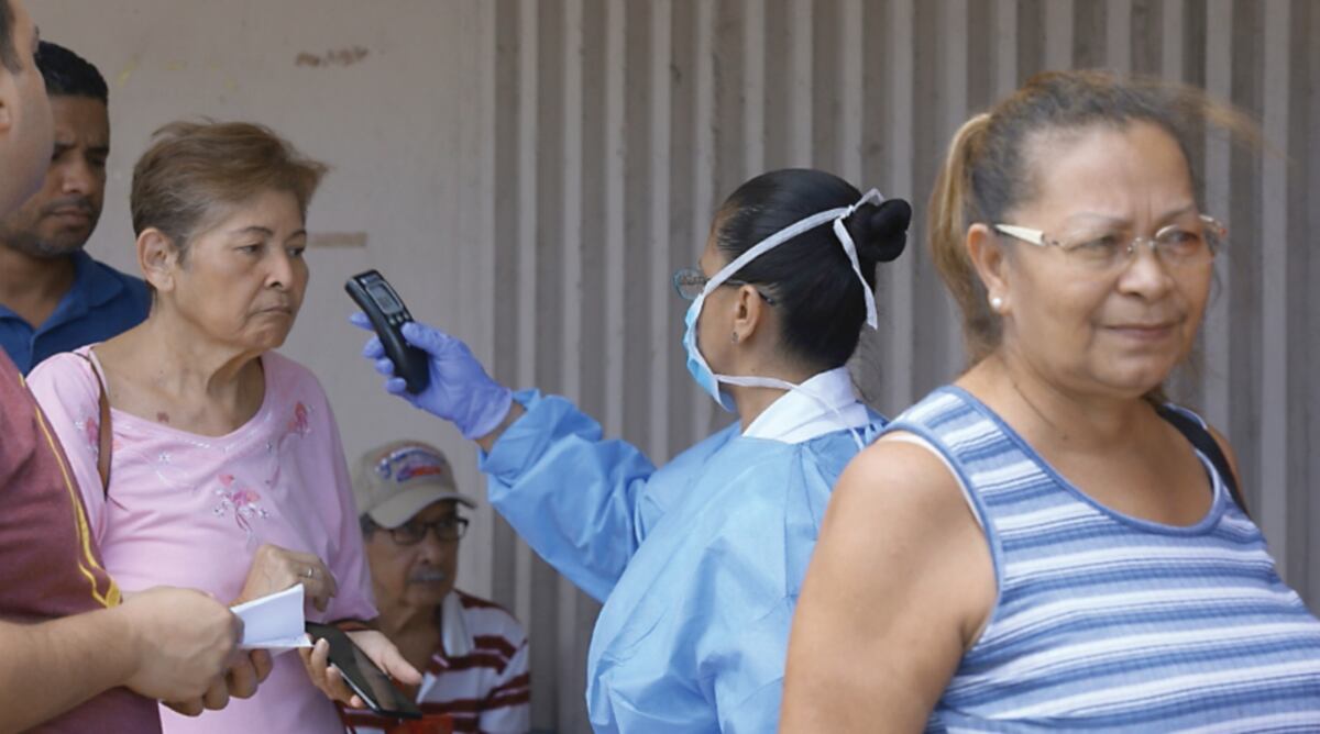 Personal de salud toma la temperatura de transeúntes en Tocumen. Copa anunció que reduciría el 80% de sus operaciones Gabriel Rodríguez/Roberto Cisneros