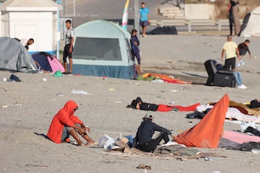 Miles de migrantes siguen en las calles de Ceuta tres semanas después de la entrada masiva