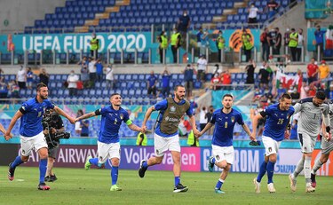 Italia iguala récord con victoria ante una selección de Gales que también pasa a octavos