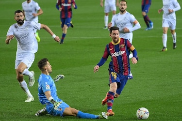 Barcelona golea al Huesca en la fiesta de Lionel Messi