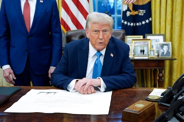 Jueza paraliza a nivel nacional orden de Trump para acabar con ciudadanía por nacimiento