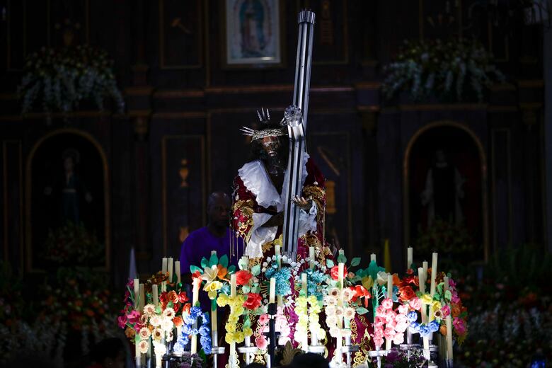 ‘¿Quién vive? ¡El Naza!’, gritan los penitentes y devotos del Cristo Negro en Panamá
