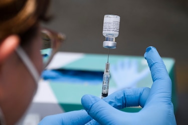 Pfizer presenta los análisis de su vacuna anticovid para niños ante regulador de Estados Unidos
