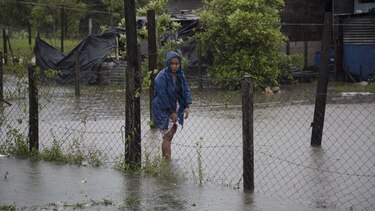 Earl toca tierra en costa de México como tormenta tropical