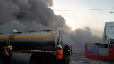 Bomberos controlan incendio en Calidonia