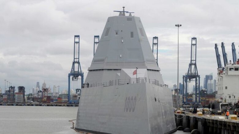 Un buque clase Zumwalt sufre avería en su tránsito por el Canal
