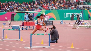 Gianna Woodruff va por la final de los 400 metros vallas