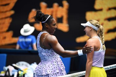 Serena, Federer y Djokovic cumplen en un estreno lluvioso del Abierto de Australia