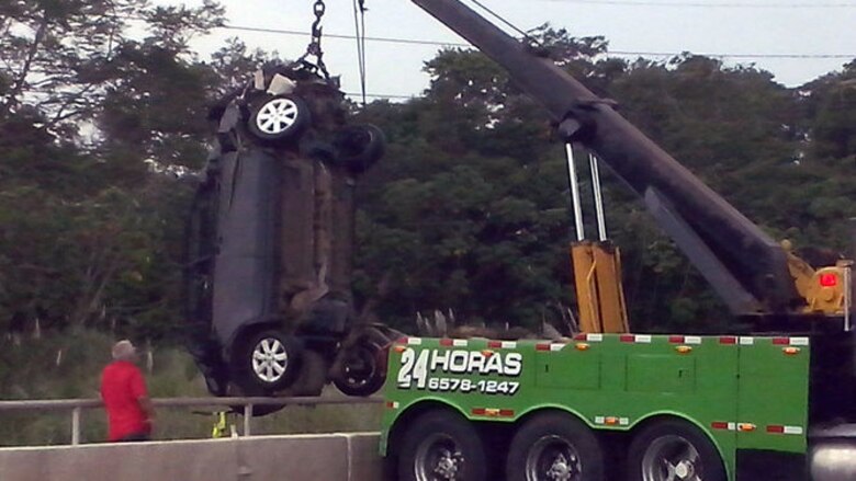 Vehículo cae de puente en La Chorrera; una mujer resulta lesionada