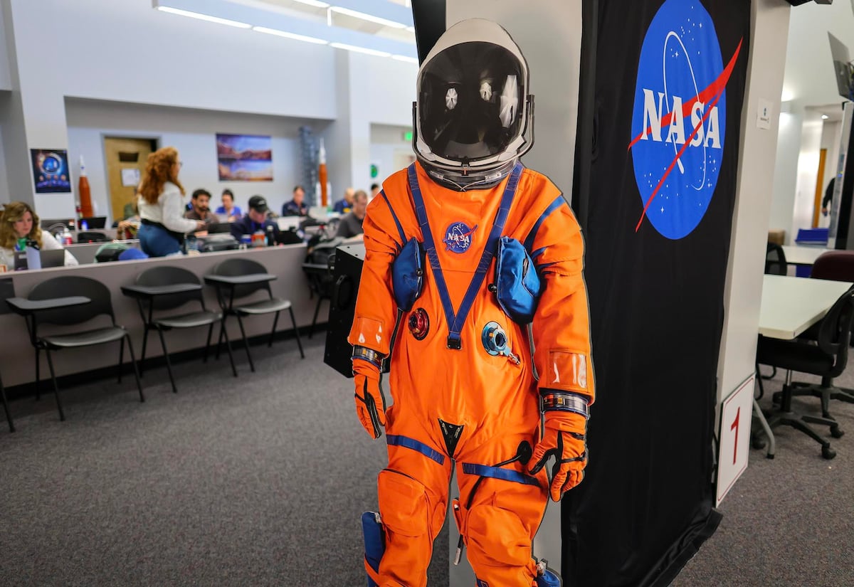 Los astronautas de Artemis II se colocan sus trajes espaciales para el despegue