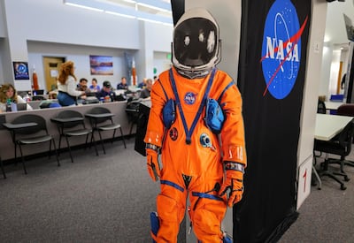 Los astronautas de Artemis II se colocan sus trajes espaciales para el despegue