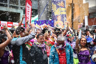 Con bailes, fuego y espuma inician las actividades del Carnaval en La Paz