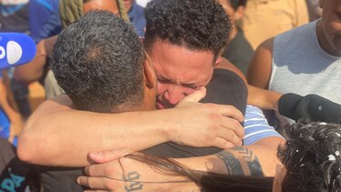 “Es un infierno lo que vivimos en El Salvador”: un barrio de Venezuela festeja el regreso de 4 repatriados que denuncian abusos en el CECOT