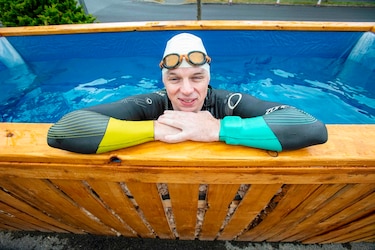 Un triatleta ciego y su pequeña caja para entrenar en casa