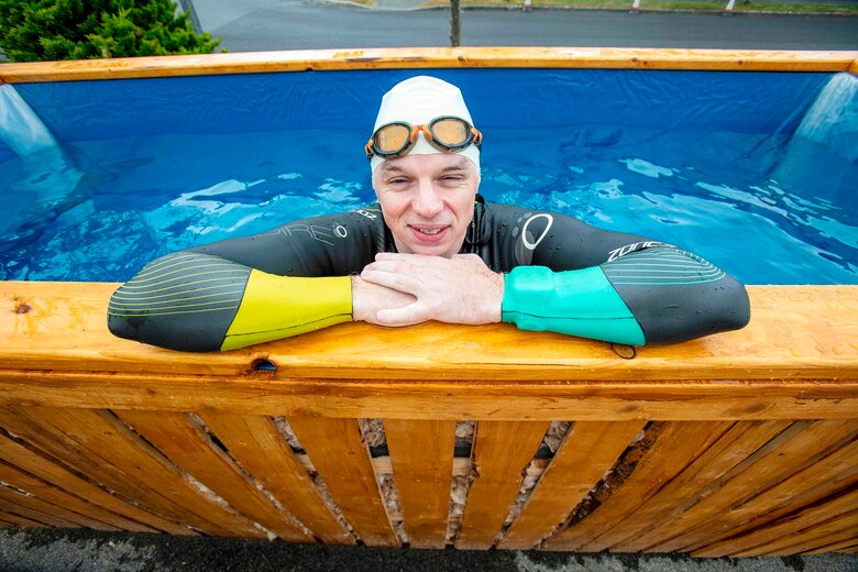 Un triatleta ciego y su pequeña caja para entrenar en casa