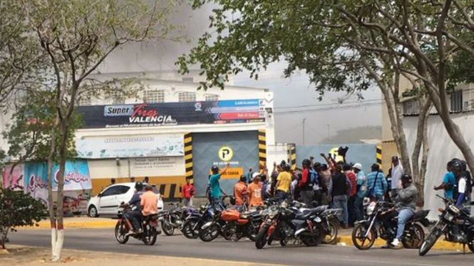 Colectivos impiden traslado del presidente de la asamblea venezolana Henry Ramos Allup