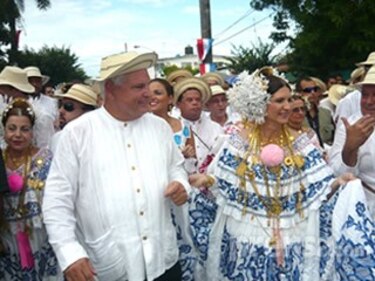 Comienza el desfile de las mil polleras en Las Tablas