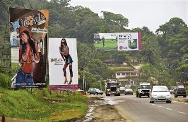 Advierten de riesgo por las vallas en servidumbre vial