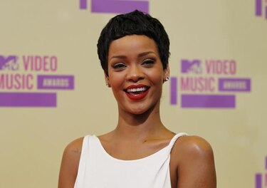 Rihanna dona $1,75 millones a un hospital en honor a su abuela